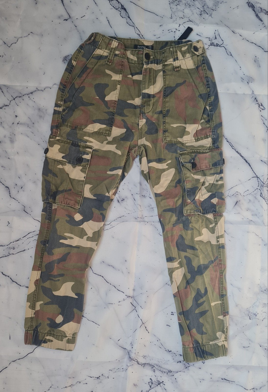 Bershka camouflage cargo broek maat 36 (S), Kleding | Dames, Meerkleurig, Zo goed als nieuw, Maat 36 (S), Lang