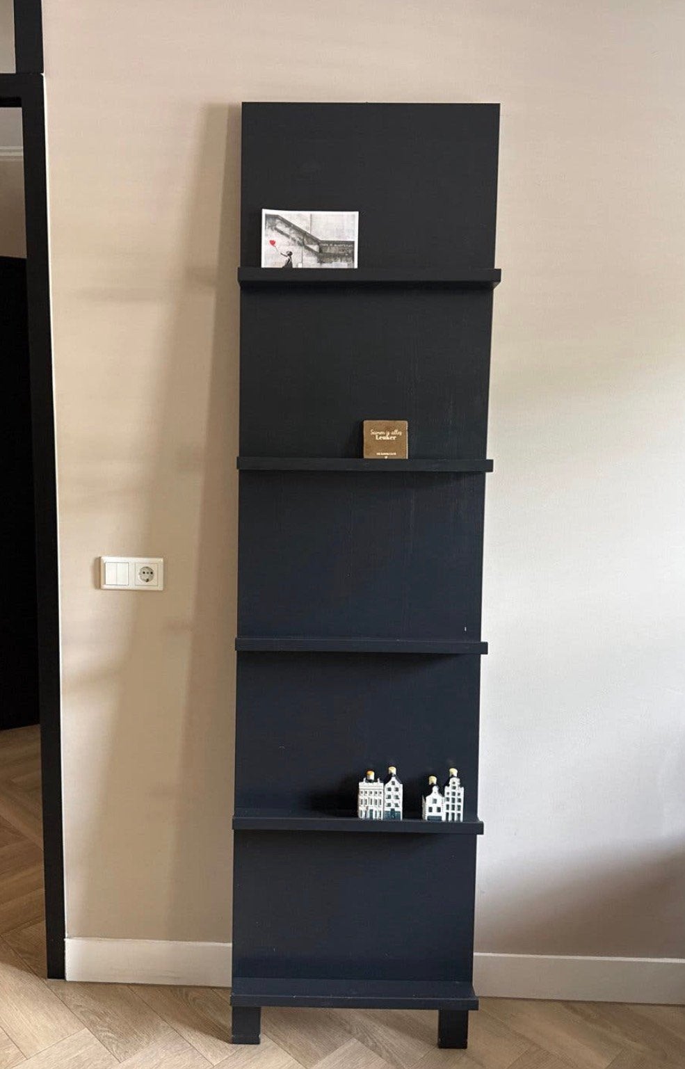 1 Zwart houten fotorek / decoratierek, Huis en Inrichting, Ophalen, Met plank(en), Minder dan 50 cm, 200 cm of meer