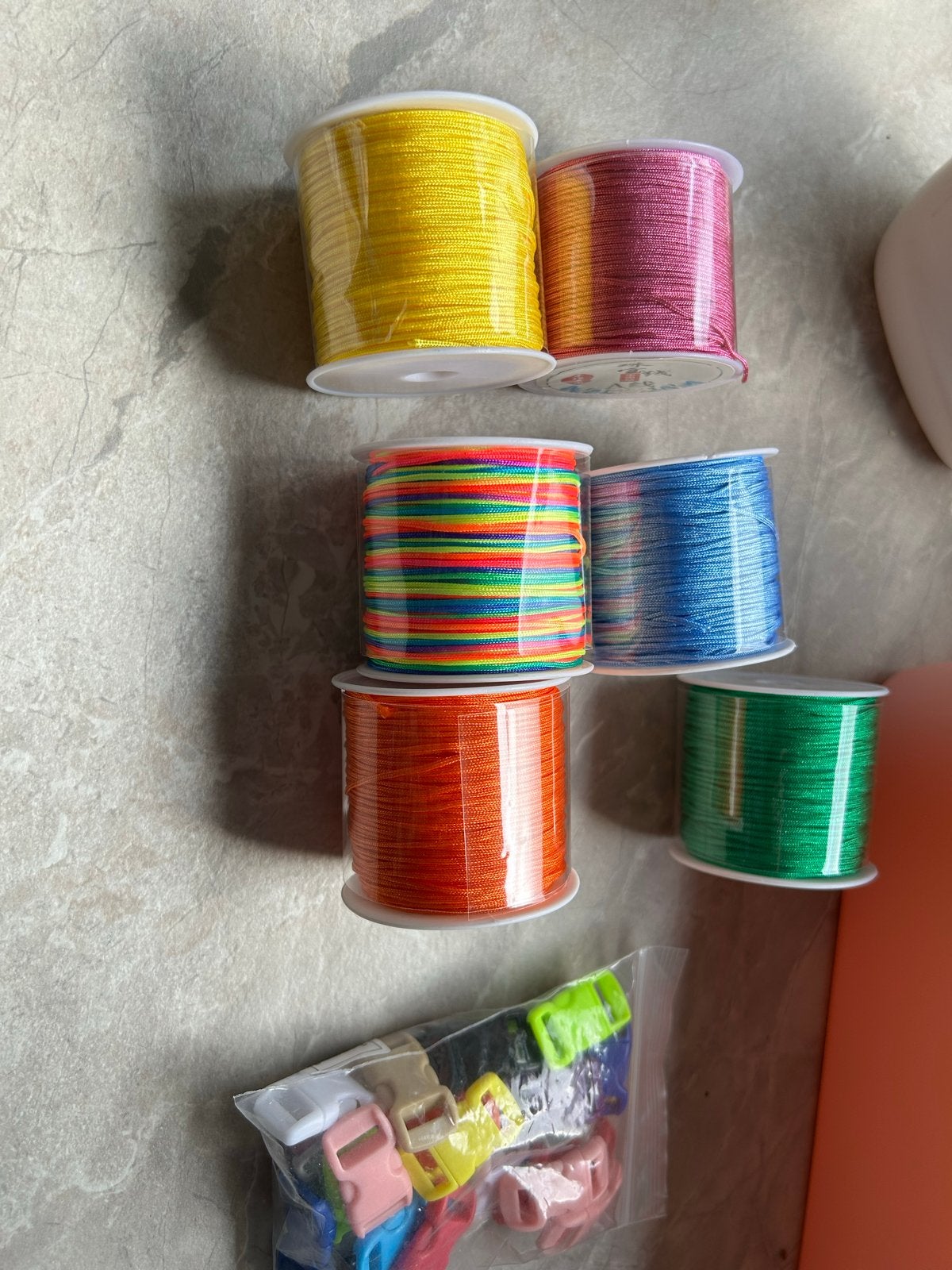 Compleet Paracord Pakket: Boek, Touw, Sluitingen & Meer, Verzenden, Textiel, Meerkleurig, Zo goed als nieuw