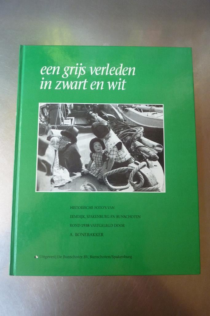 Grijs verleden in zwart en wit (Spakenburg) - A. Bonebakker, Boeken, Ophalen of Verzenden, 20e eeuw of later, Zo goed als nieuw