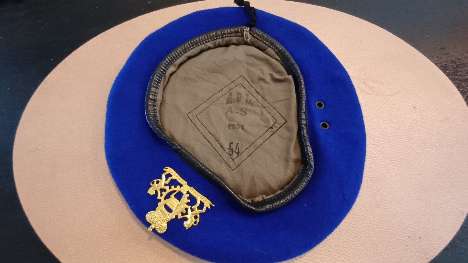 Koningsblauwe wollen ABL Baret 1991 met badge, Ophalen of Verzenden, Landmacht, Nederland, Helm of Baret