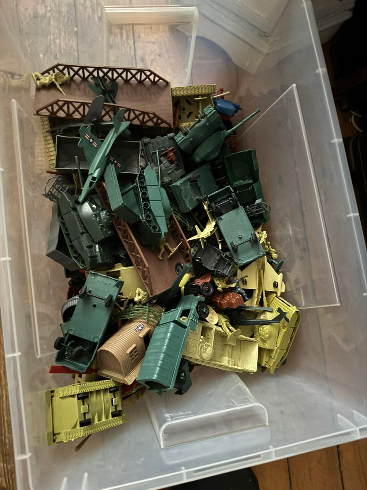 Krat ruim half vol met vintage leger voertuigen en soldaatje, Ophalen of Verzenden