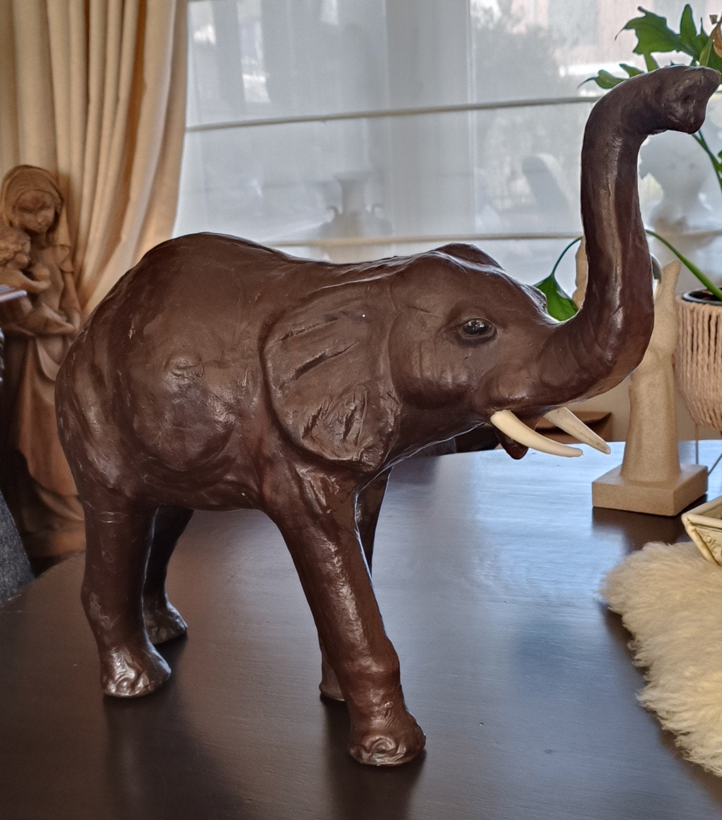 vintage olifant leer beeld dier, Antiek en Kunst, Kunst | Beelden en Houtsnijwerken, Ophalen of Verzenden, 20 - 50 cm, Beeld, Bruin
