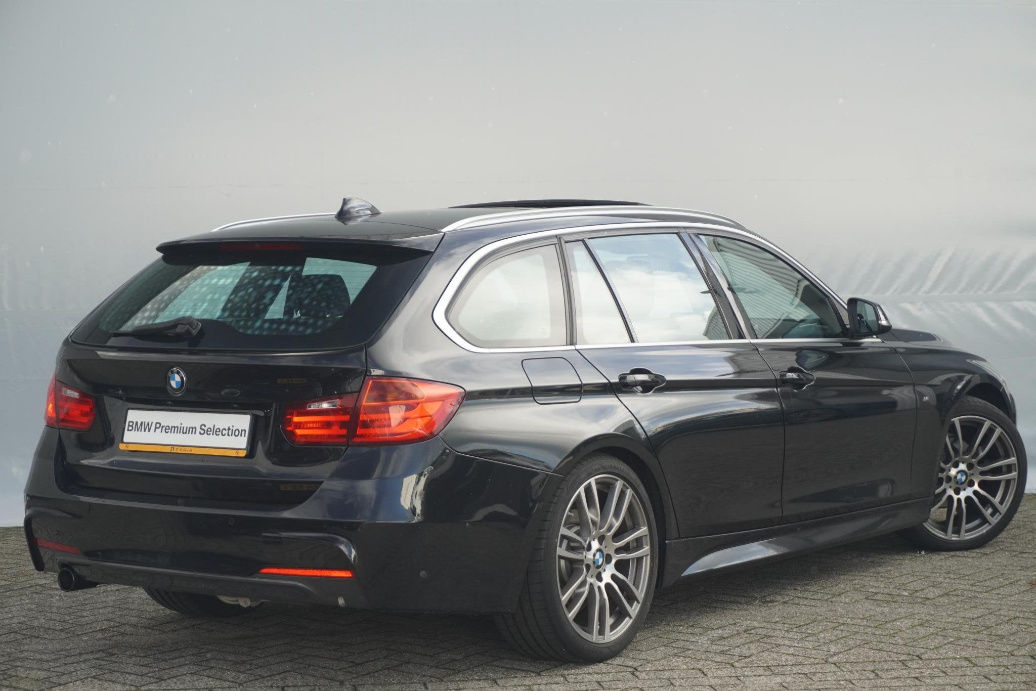 BMW 3 Serie Touring 320i M Sportpakket / Harman Kardon / Pan, 12 maanden, Gebruikt, 4 cilinders, Zwart