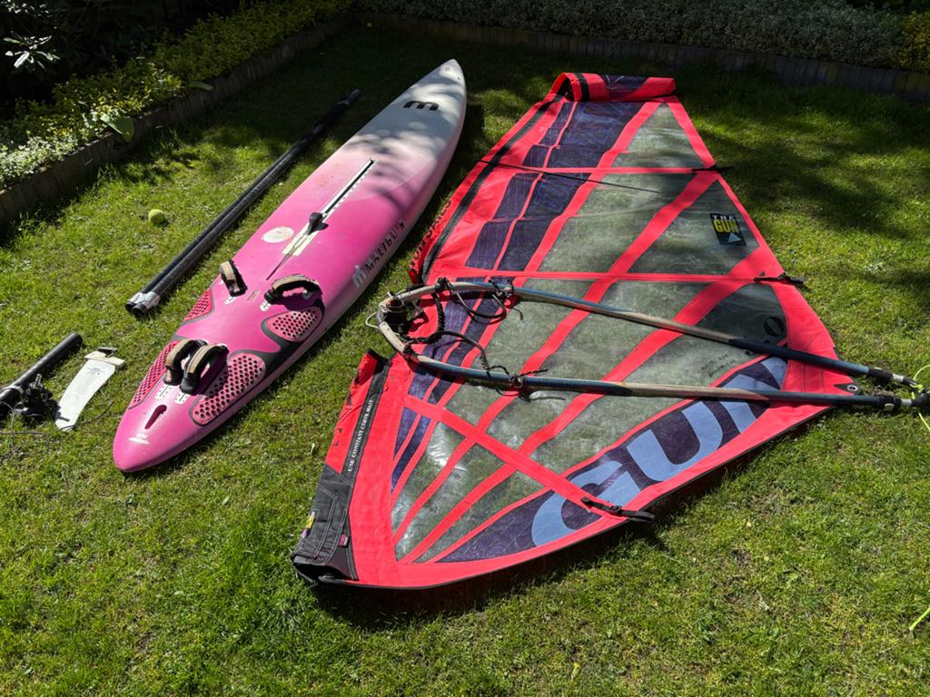 Complete Windsurfset: Mistral Malibu S met 2 Zeilen, Watersport en Boten, Windsurfen, Ophalen, Mistral, Gebruikt, 5 tot 6.5 m²