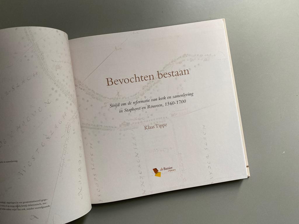 Bevochten bestaan reformatie Staphorst en Rouveen, 1560-1700, Boeken, Ophalen of Verzenden, 15e en 16e eeuw, Zo goed als nieuw