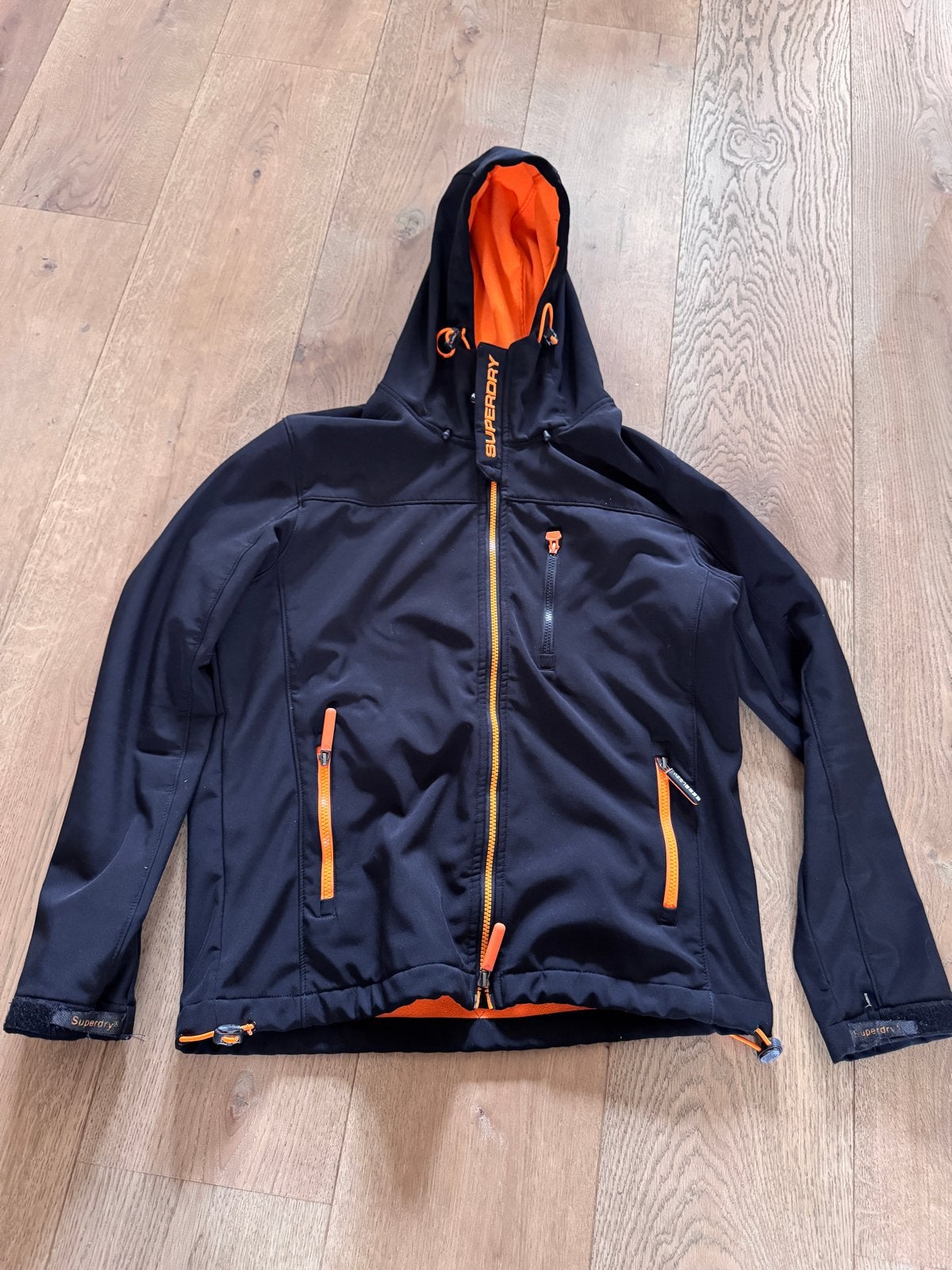 Superdry Windtrekker Jas Zwart met Oranje - Maat XL, Kleding | Heren, Jassen | Zomer, Ophalen of Verzenden, Zo goed als nieuw