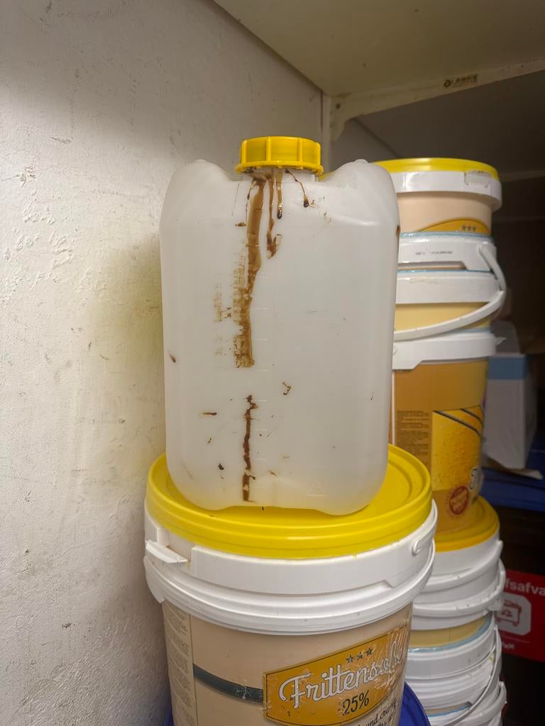 Grote hoeveelheid leeg frituurvet en saus emerrs, Ophalen of Verzenden