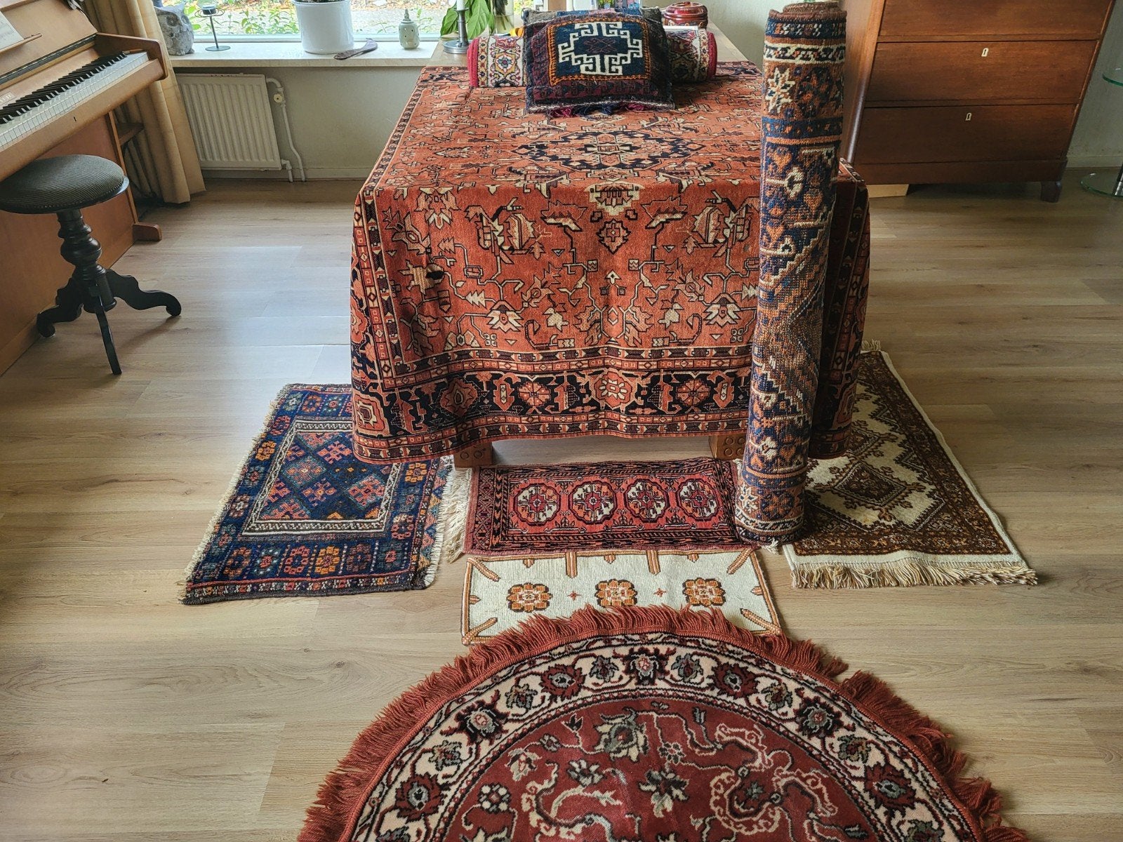 Perzische tapijten en pluche tafelkleed., Huis en Inrichting, Gebruikt, Perzisch, Oosters, Ophalen of Verzenden, Blauw