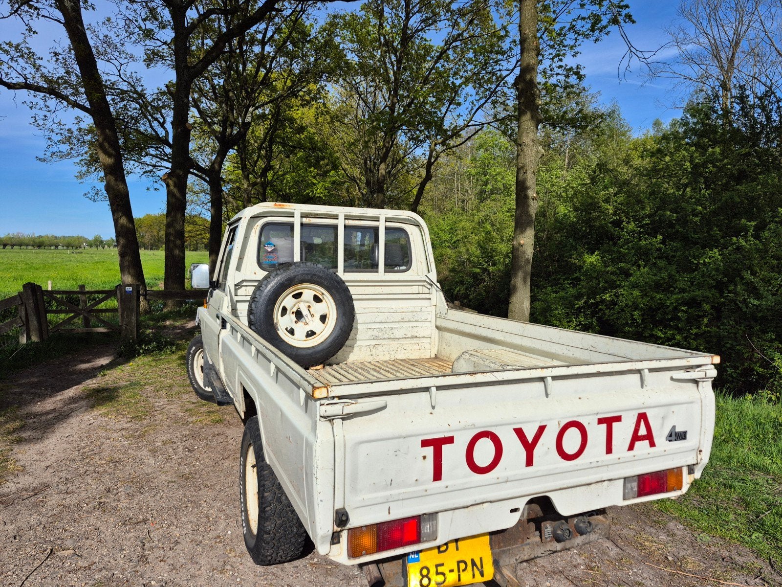 ARIEL. ook te koopmooToyota  landcruiser  75 pickup 3 zitter