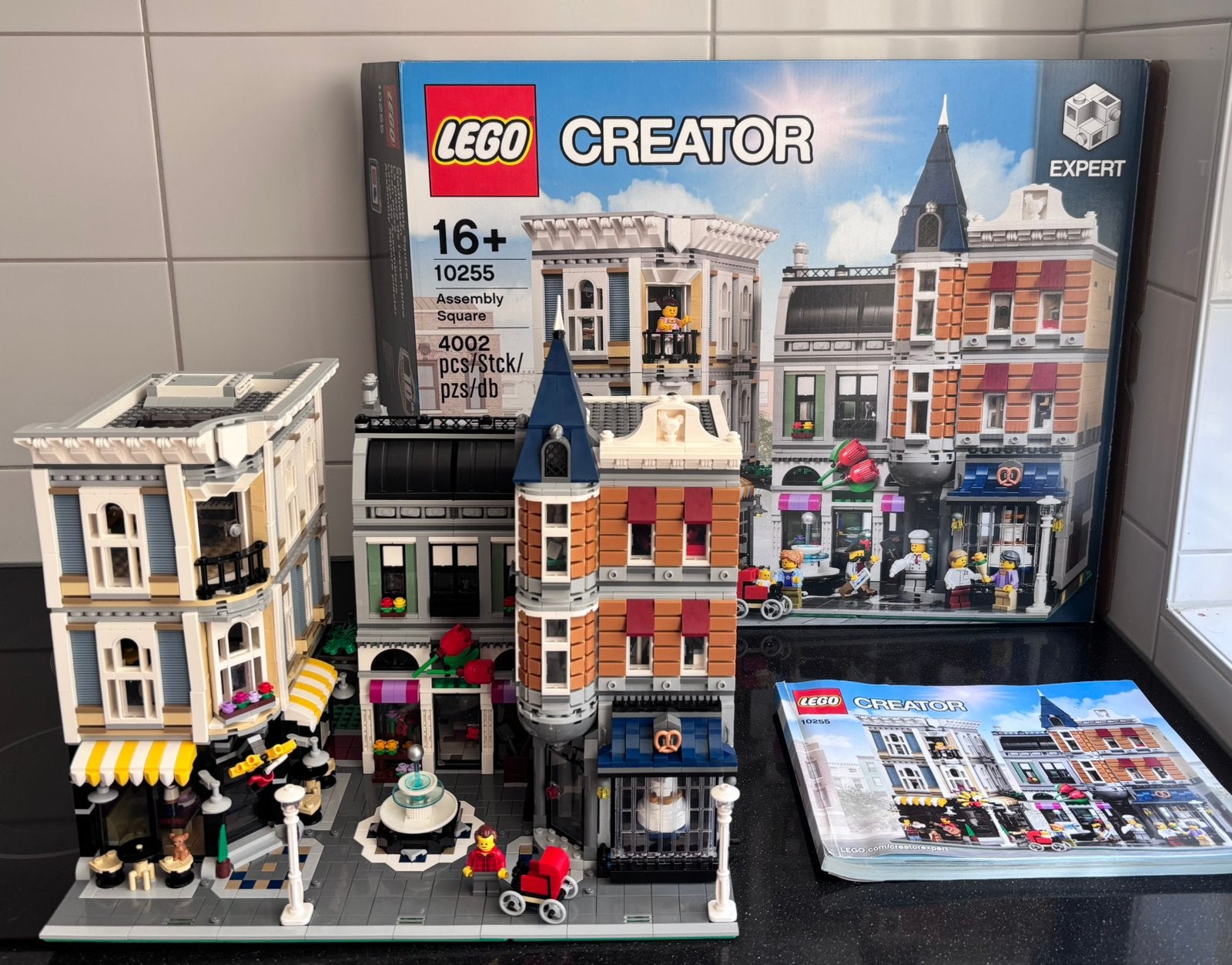LEGO Creator Expert 10255 Gebouwenset, met doos, Ophalen of Verzenden, Zo goed als nieuw