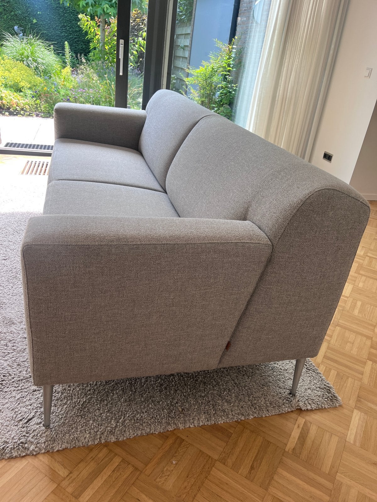 Moderne Enzo Luca 3-zitsbank - warme greige stof, Huis en Inrichting, Banken | Bankstellen, Ophalen, Driepersoons, 75 tot 100 cm