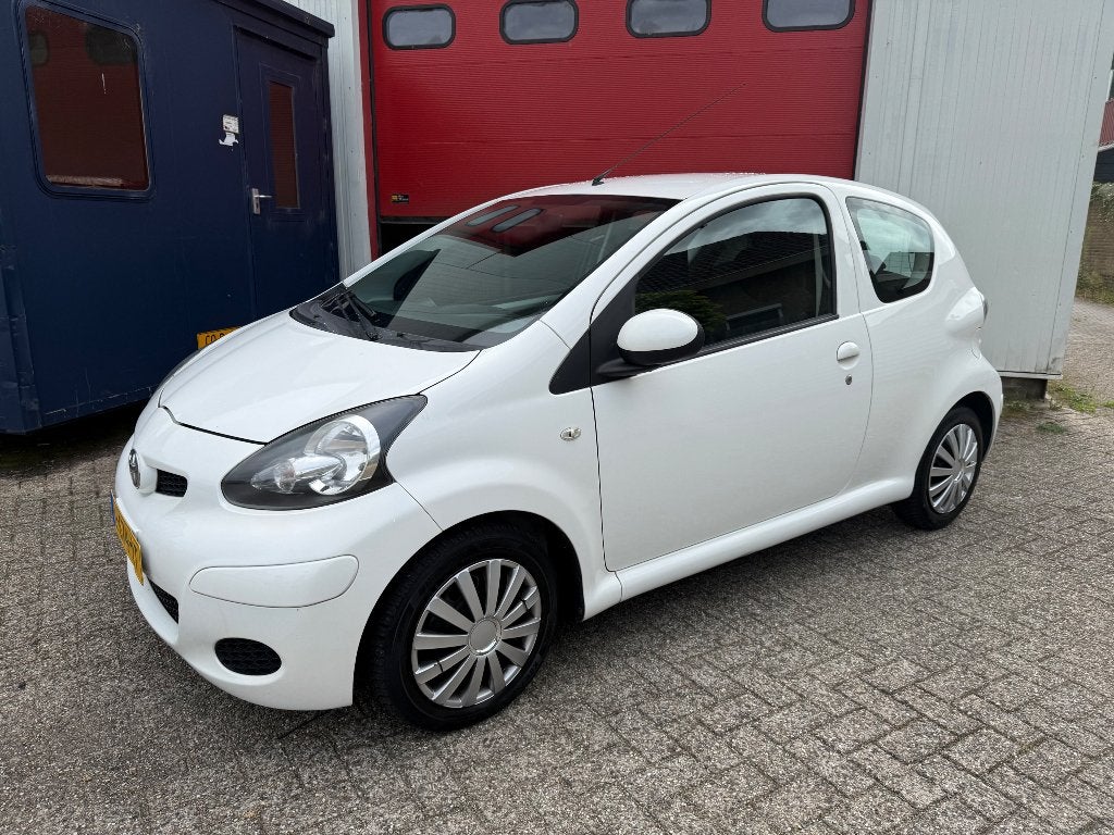 Toyota Aygo 1.0 12V Vvt-i 3DRS nieuwe apk! 8/2027MMT 2011Wit, Auto's, Voorwielaandrijving, Stof, Zwart, 4 stoelen