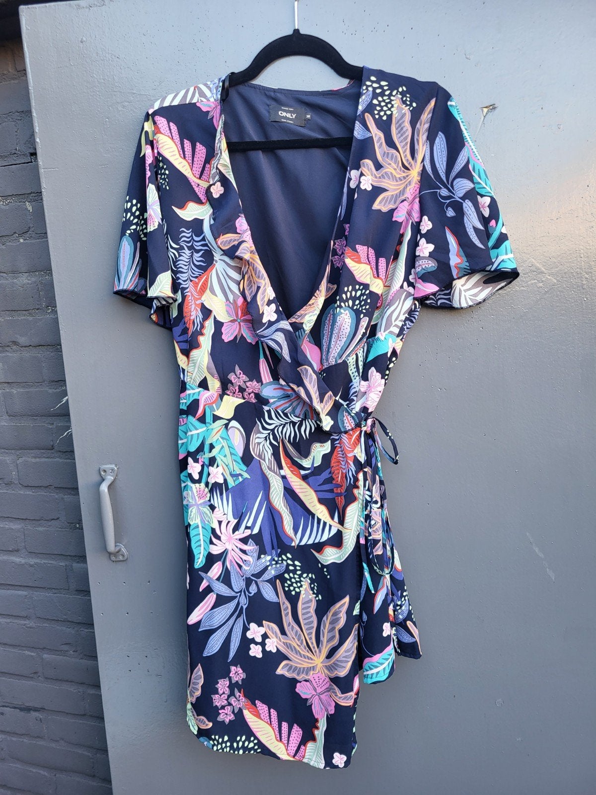 Donkerblauw overslag jurkje met bloemen only mt 38maat 38, Maat 38/40 (M), Only, Blauw, Ophalen of Verzenden