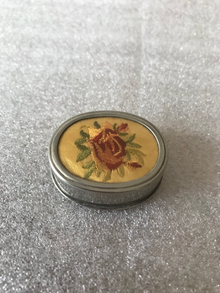 Pillendoosje met geborduurde roos, Ophalen of Verzenden