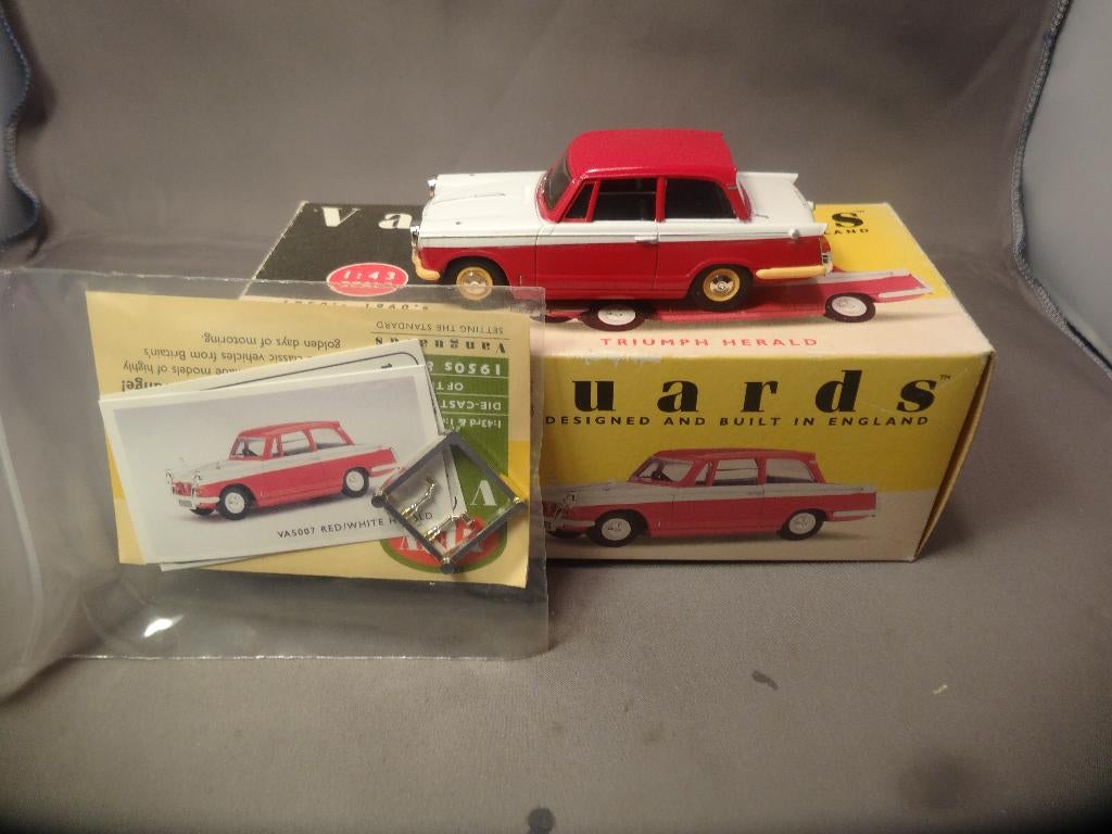 Vanguards Triumph Herald wit/rood 1:43 nieuw in doos, Hobby en Vrije tijd, Modelauto's | 1:43, Ophalen of Verzenden, Nieuw, Auto