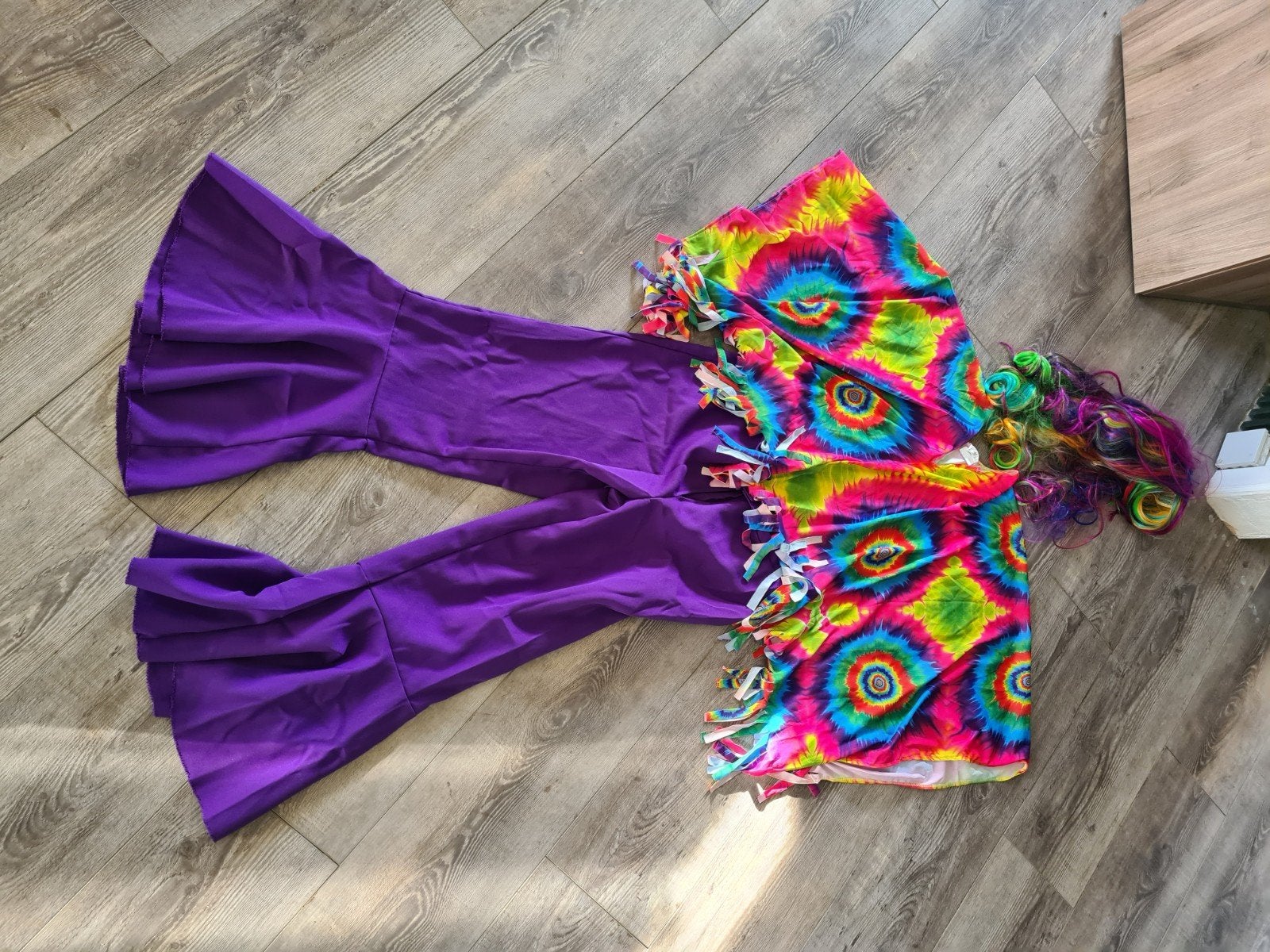 Compleet Hippie Outfit - Pruik, Poncho & Broek Carnaval, Carnaval, Maat 42/44 (L), Ophalen of Verzenden, Zo goed als nieuw