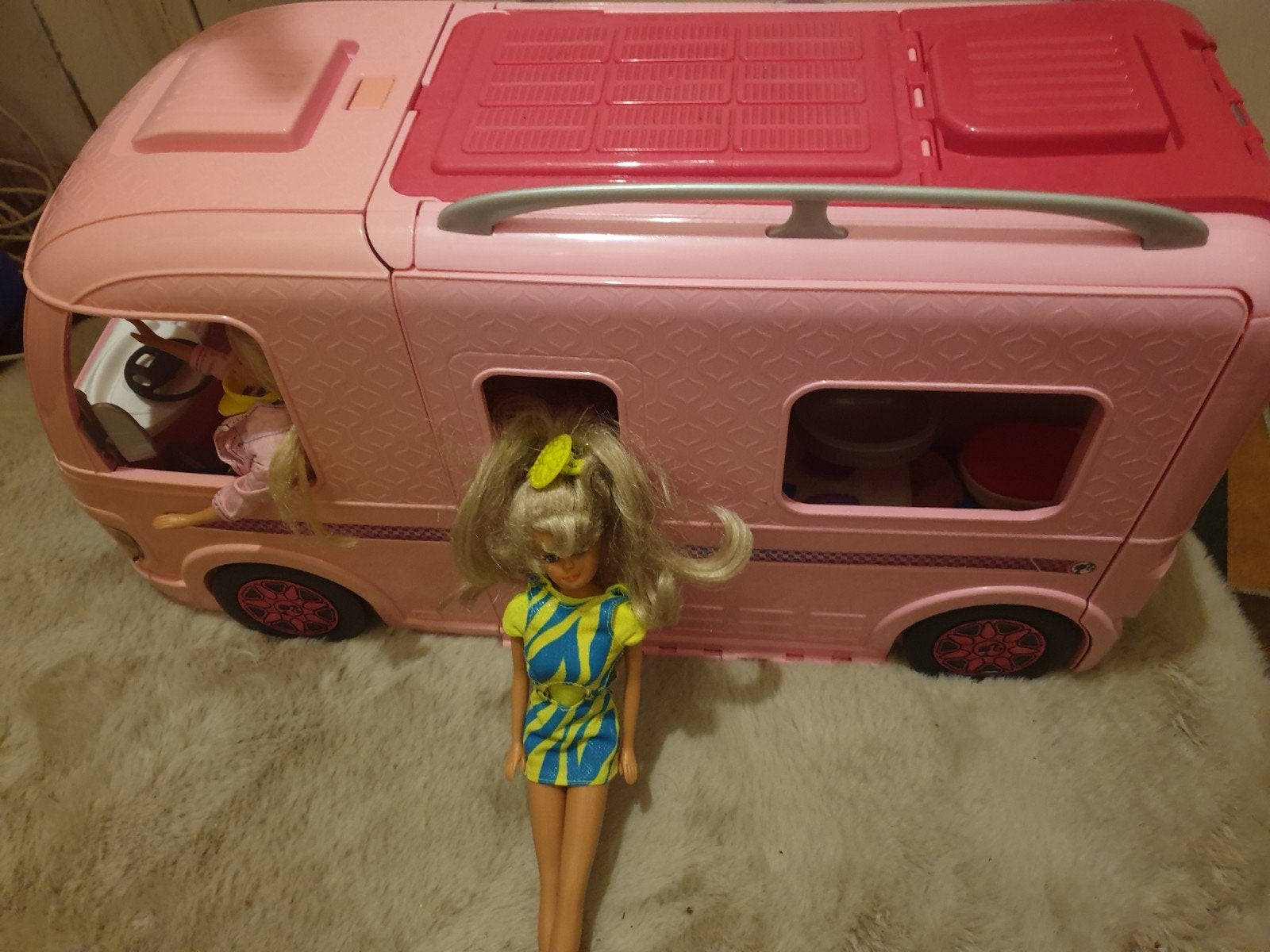 Grote barbie camper met barbies en paarden en assecouires, Ophalen, Gebruikt