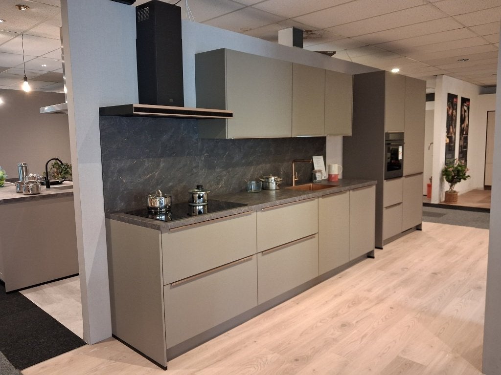 Taupe keuken met bronzen details en extra brede koelkast, Overige kleuren, Nieuw, Enkelwandige keuken, Ophalen of Verzenden
