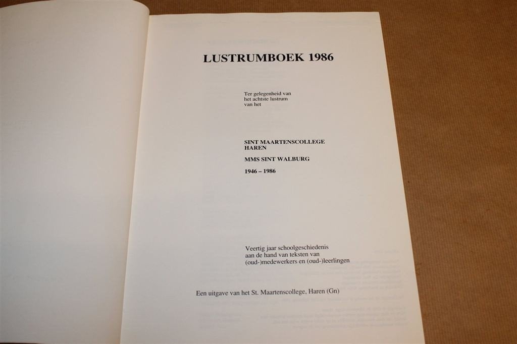 Lustrumboek Sint Maartenscollege Haren [1946-1986], Ophalen of Verzenden, Gelezen