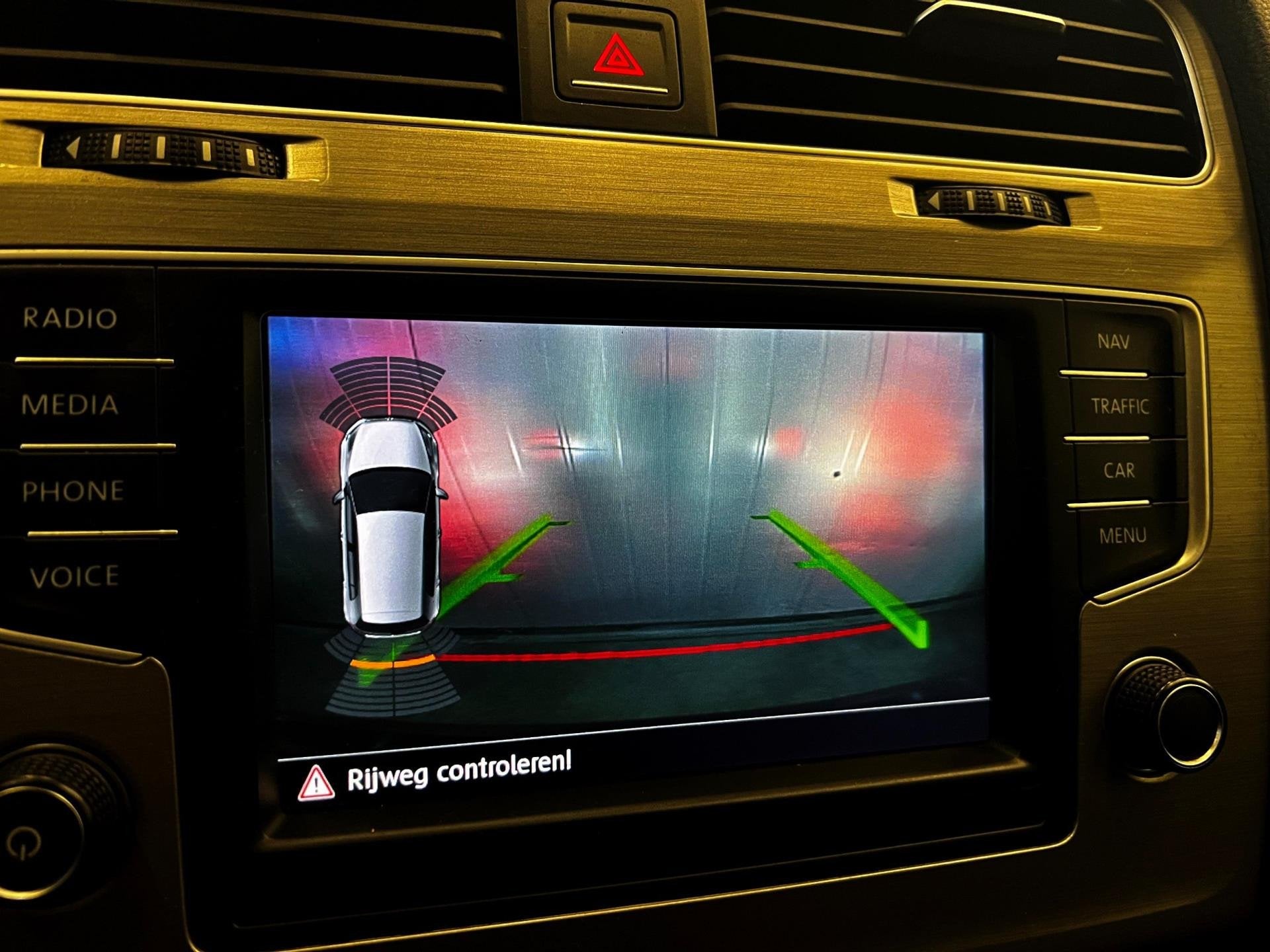 Volkswagen Golf 1.0 TSI Connected Series Carplay_Camera_Navi, Auto's, Voorwielaandrijving, Dealer onderhouden, Gebruikt, Euro 6