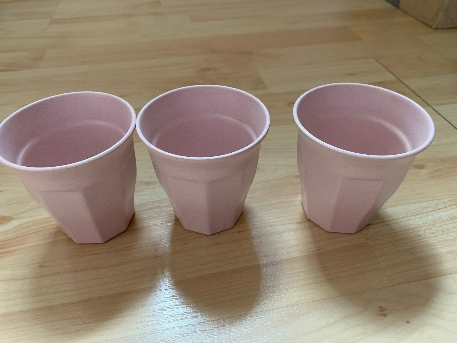 Set van 3 roze bekers -Zo goed als nieuw hoog 9 cm rond 9 cm, Overige typen, Ophalen of Verzenden, Zo goed als nieuw, Roze