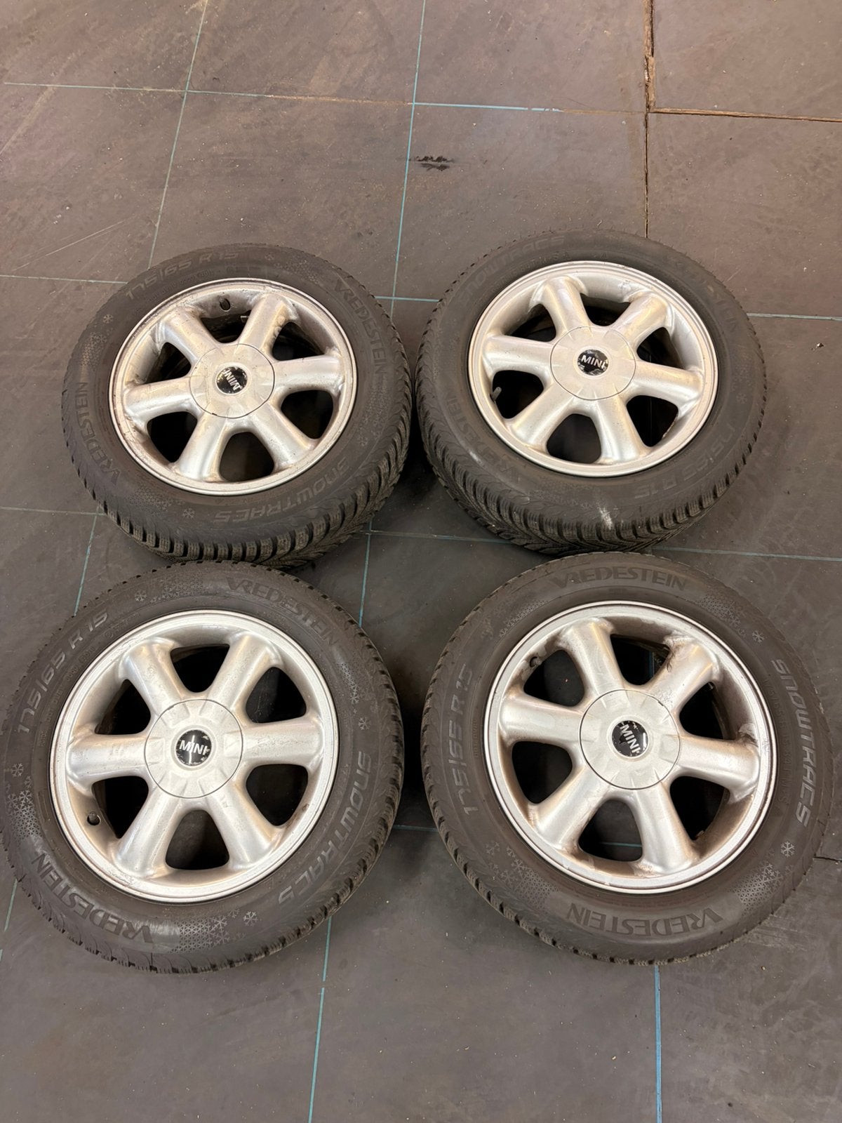 Originele 15" MINI Velgen + Vredestein Winterbanden (7mm), Auto-onderdelen, Ophalen, 15 inch, 175 mm, Banden en Velgen