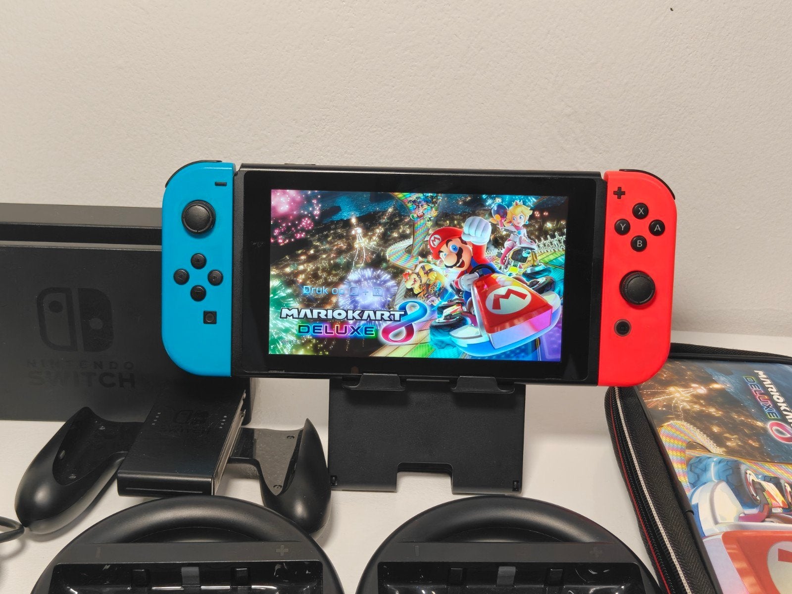 Nintendo Switch V2 met Mario Kart 8 Deluxe, Spelcomputers en Games, Racen en Vliegen, Ophalen of Verzenden, Nvt, Nvt