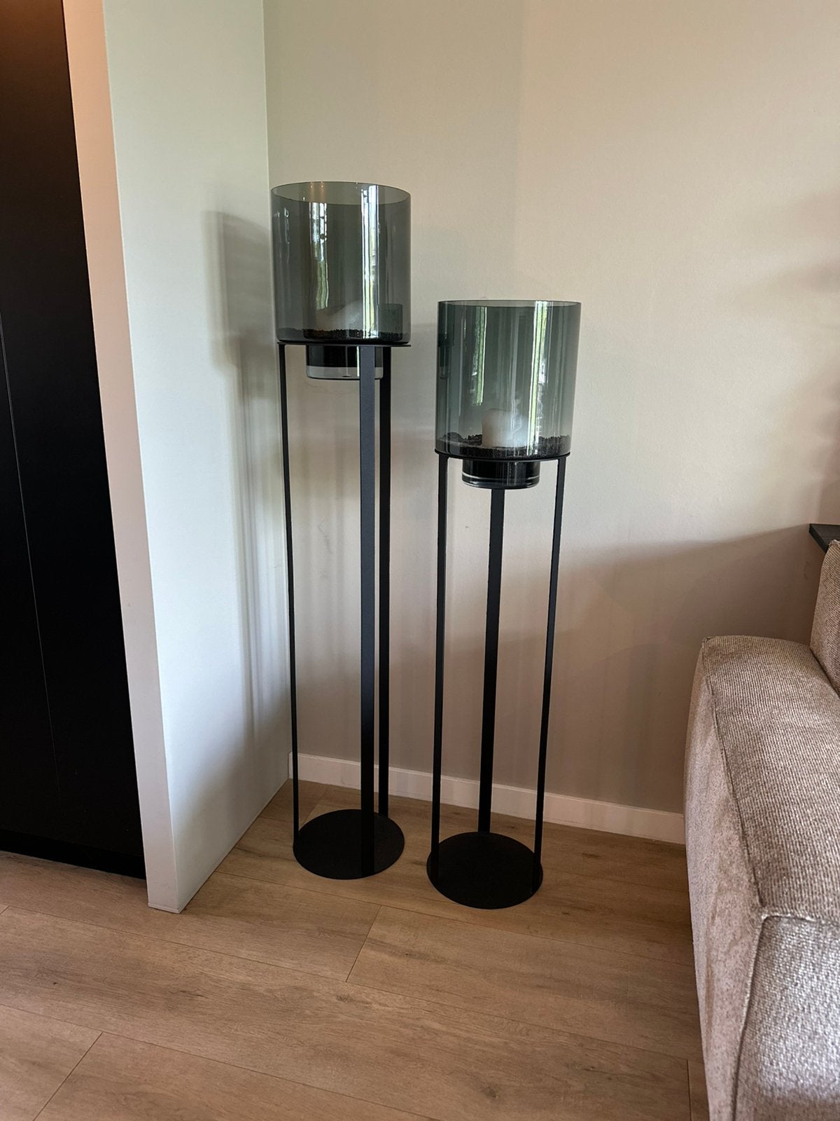 Windlichten op standaard met rookglas Haans Initials design, Huis en Inrichting, Woonaccessoires | Zuilen en Pilaren, Ophalen