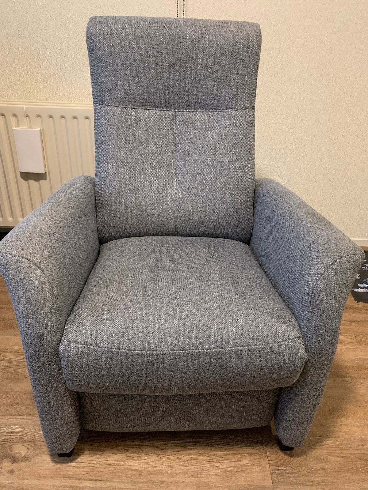 Comfortabele grijze relaxfauteuil met elektrische functie, Huis en Inrichting, Ophalen, 100 tot 125 cm, Zo goed als nieuw, 75 tot 100 cm