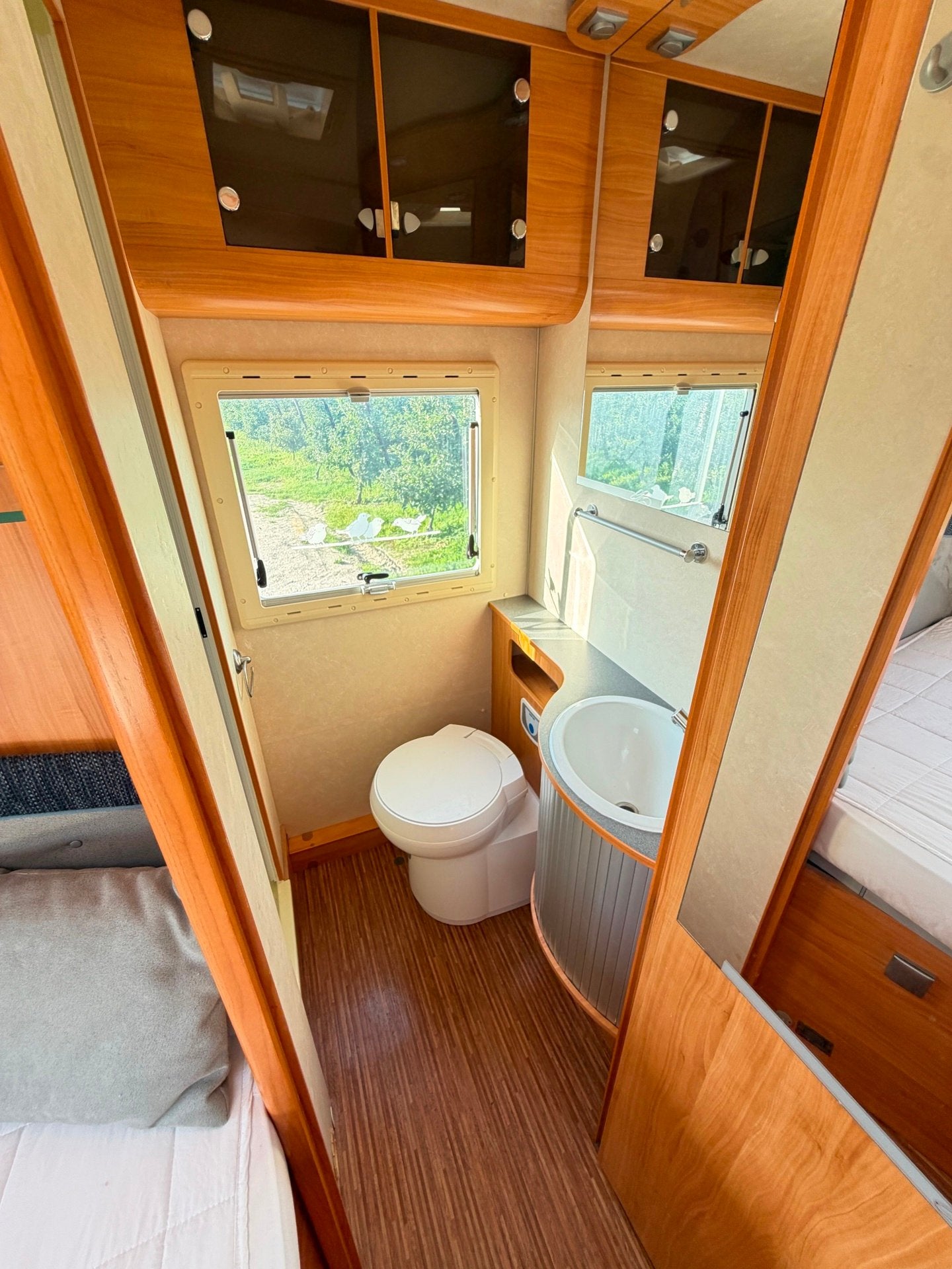 Foto 16 van Adria Coral S 680 ST LUCHTVERING / AIRCO / OYSTER SCHOTEL +