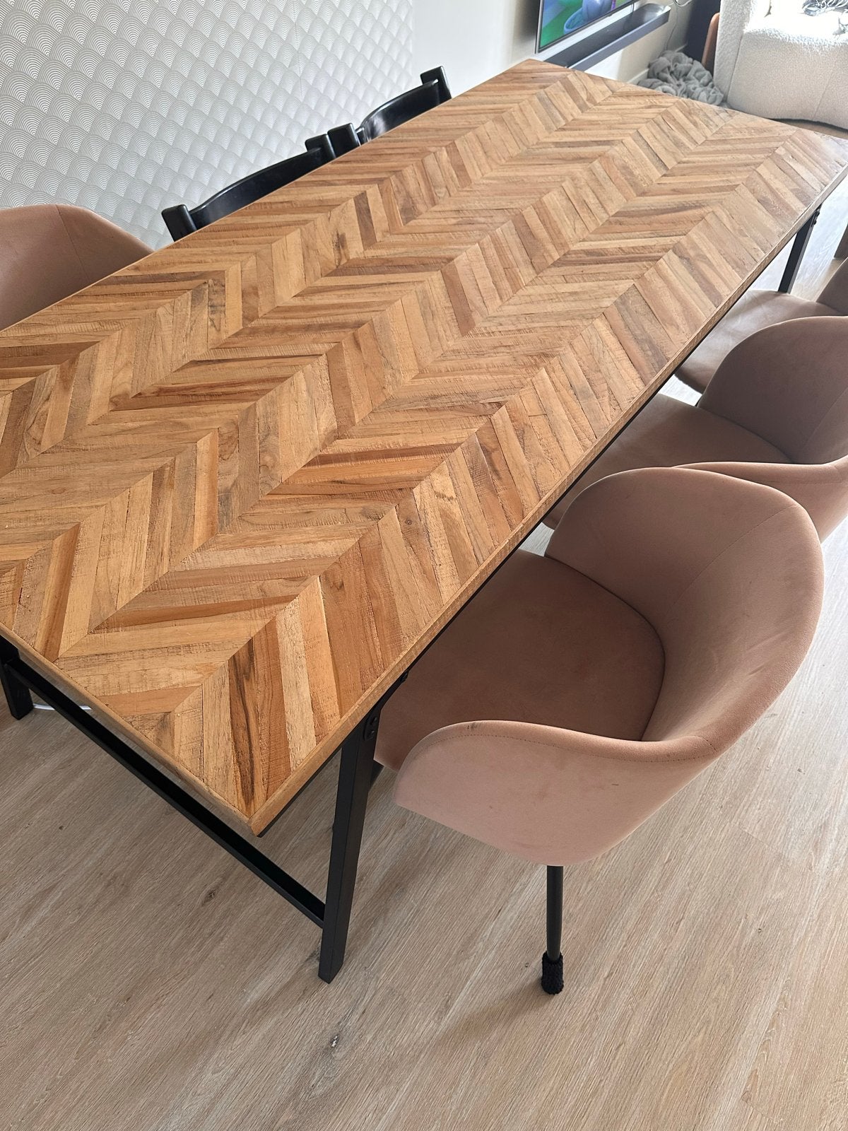 Foto 4 van Mooie eettafel met visgraatmotief en metalen onderstel