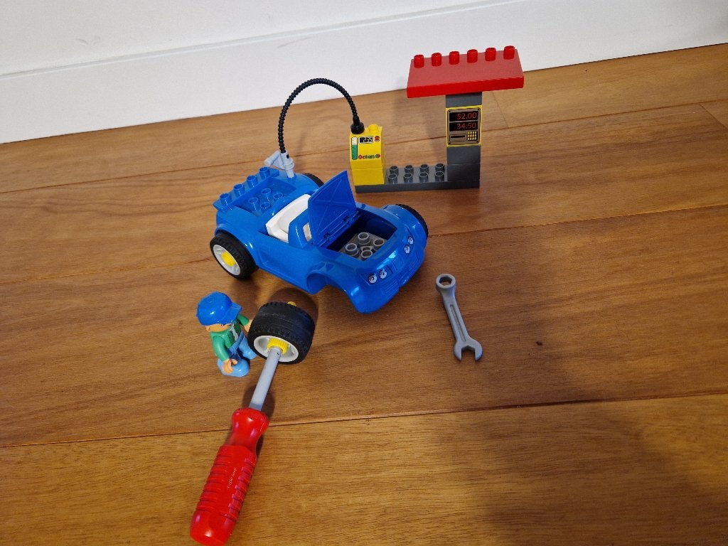Lego Duplo auto met pompstation en monteur 5640, Gebruikt, Overige thema's, Ophalen of Verzenden, Inclusief minifiguren