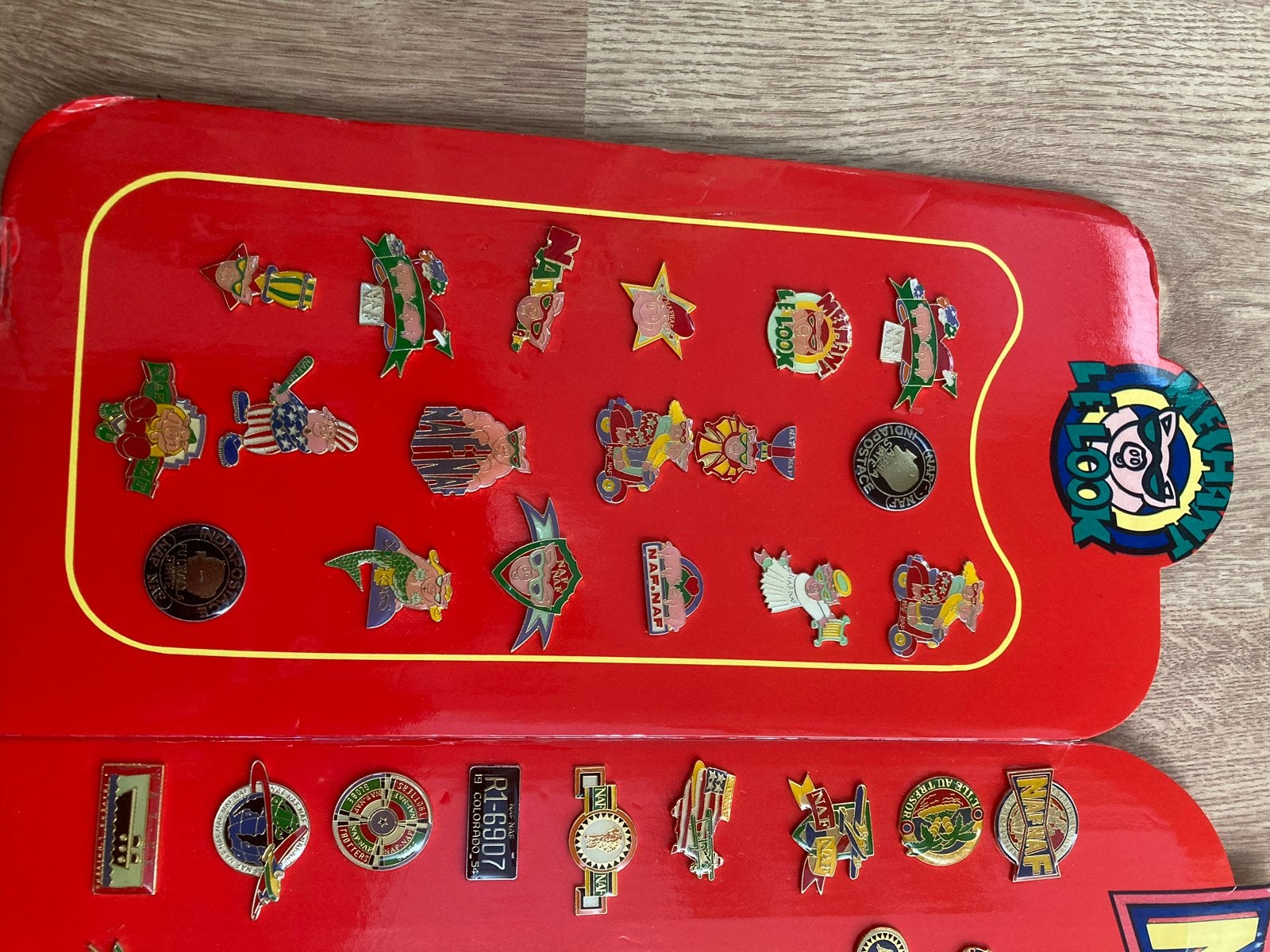 Grote verzameling NAFNAF pins op displaybord, Verzamelen, Ophalen of Verzenden, Gebruikt, Merk, Speldje of Pin