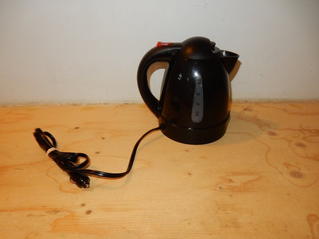 12 volt (auto aansteker aansluiting) waterkoker 1 liter, 1 tot 2 liter, Ophalen of Verzenden, Zo goed als nieuw