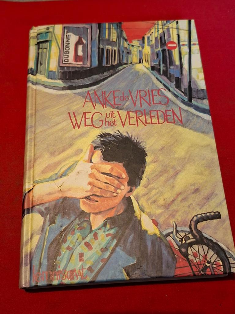 GESIGNEERD Weg uit het verleden. Anke de Vries., Ophalen of Verzenden, Gelezen