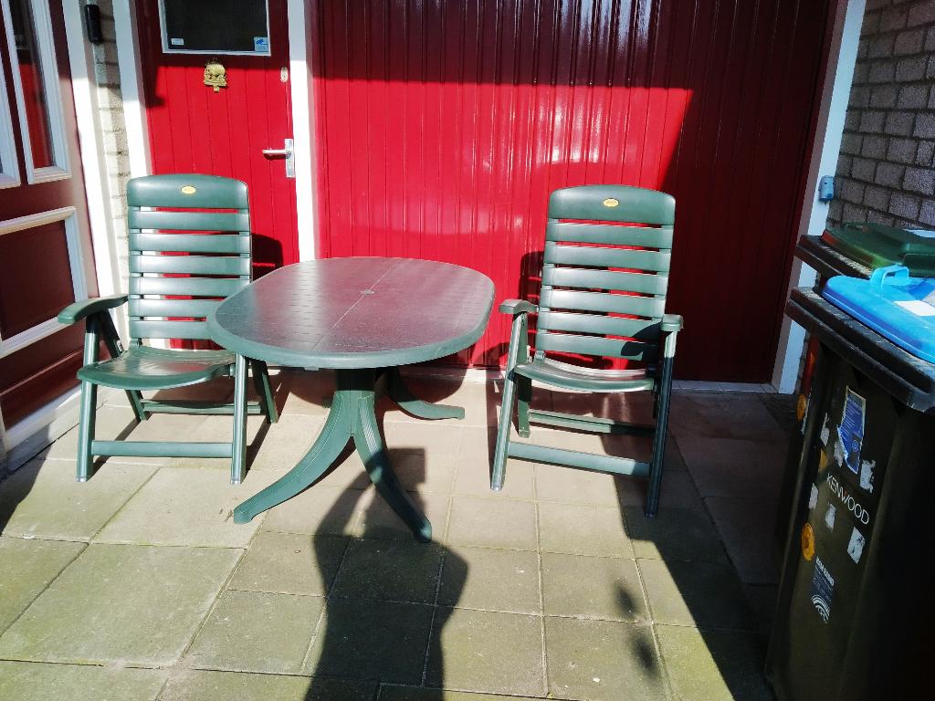 tuintafel + 2 stoelen, Tuin en Terras, Ophalen, Zo goed als nieuw, Rechthoekig, Kunststof