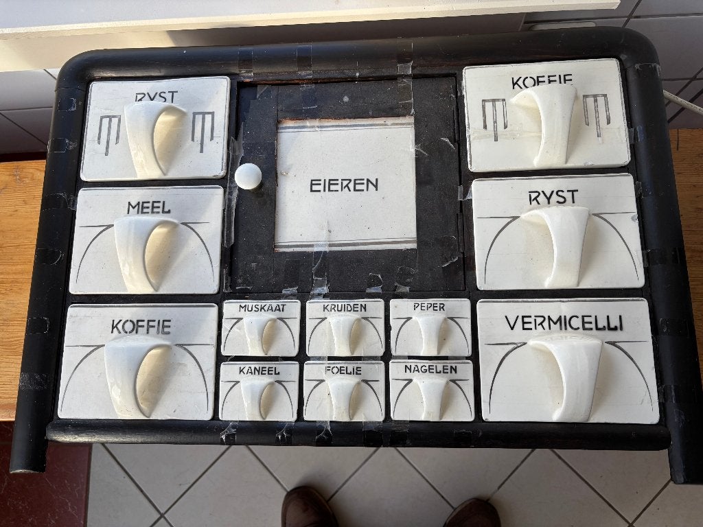 Antiek Kruidenrek, Ophalen