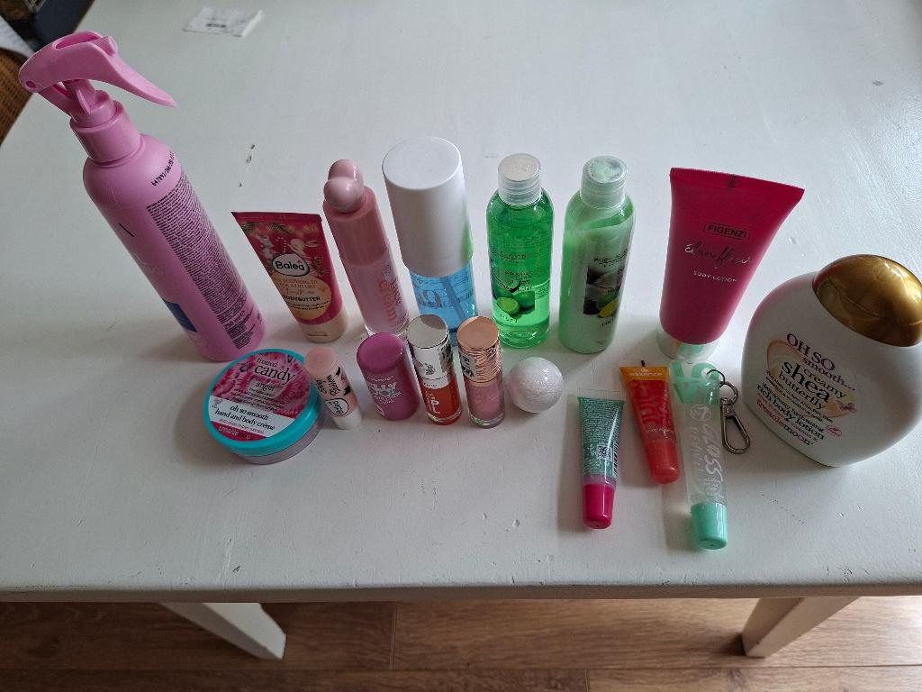 Badschuim, body lotion, body mist, lip gloss, Nieuw, Ophalen of Verzenden, Make-up, Overige kleuren
