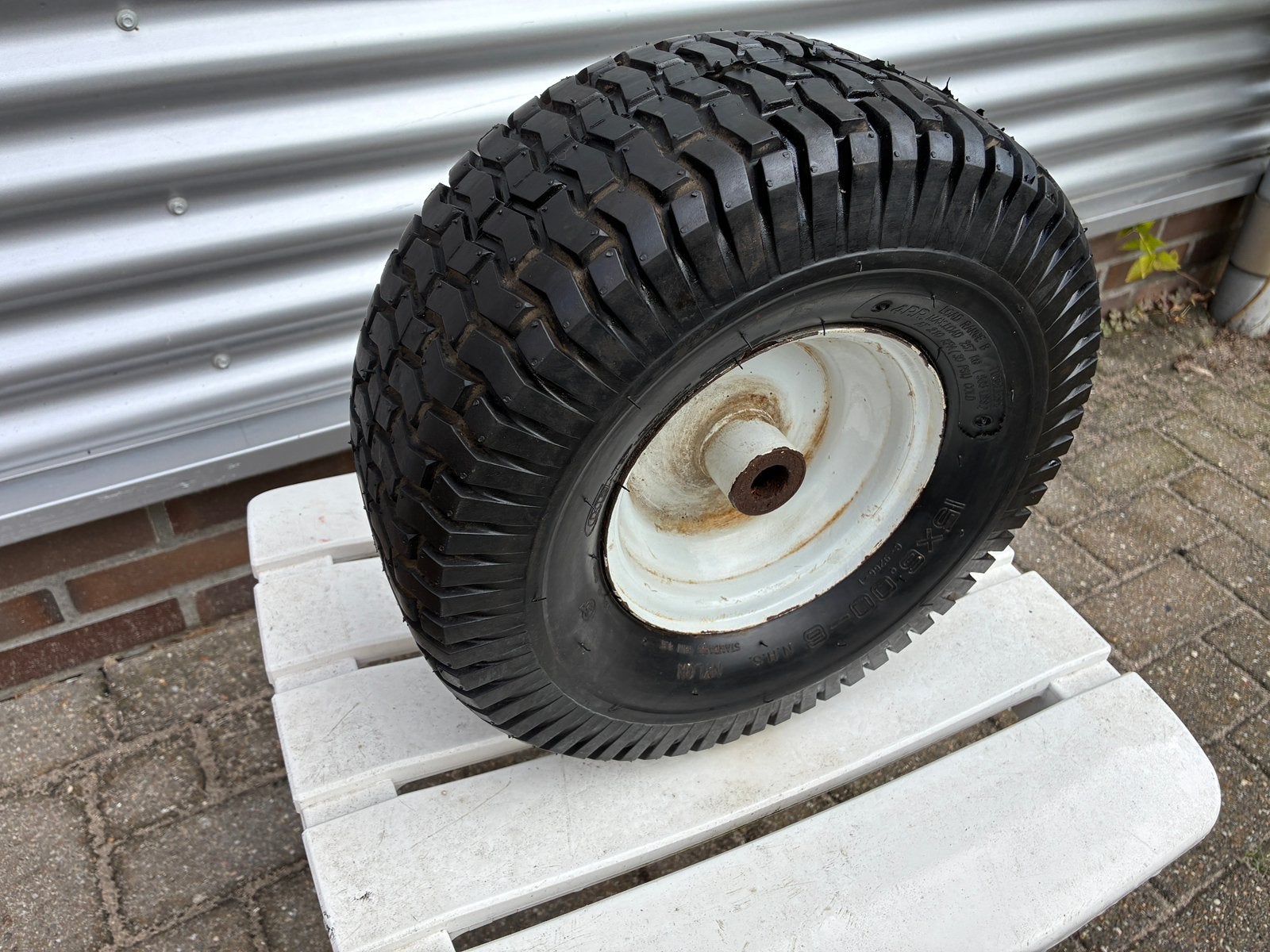 Te koop zitmaaier wiel met nieuwe band., Tuin en Terras, Ophalen, Nieuw