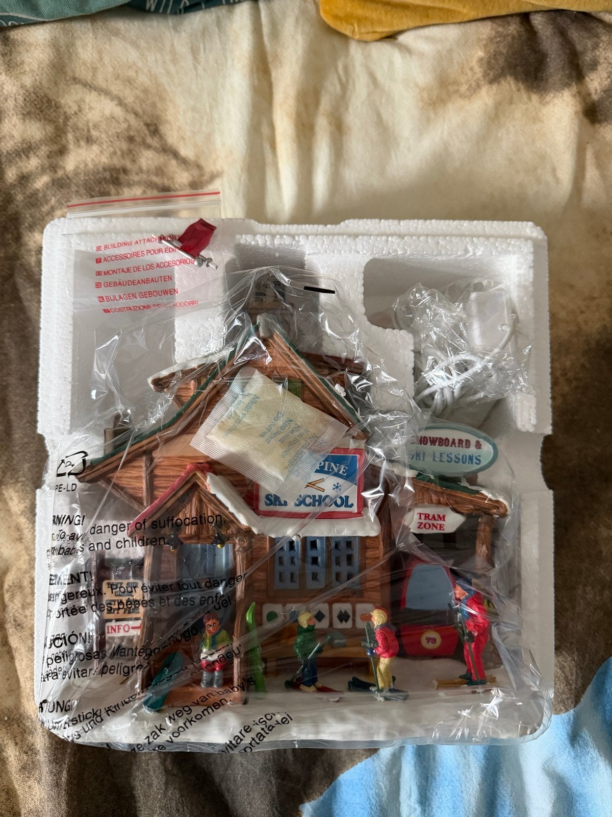 Lemax Sugar Pine Ski School – Nieuw in doos – Kerstdorp, Ophalen of Verzenden, Nieuw