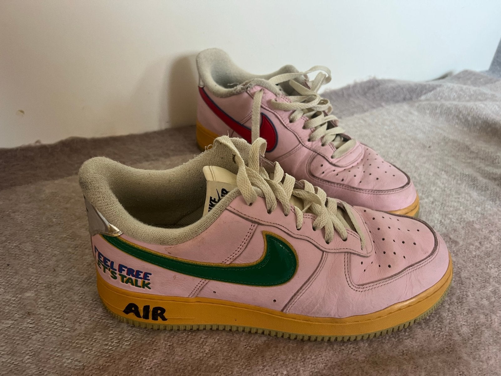 Nike Air Force 1 Low – Feel Free Let’s Talk / MAAT 44, Ophalen of Verzenden, Gedragen, Overige kleuren, Sneakers of Gympen
