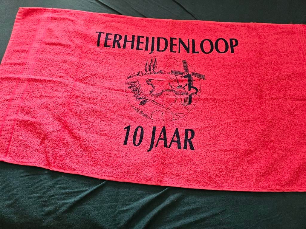 Terheijdenloop 10 Jaar Handdoek 100/50, Ophalen of Verzenden, Gebruikt, Rood, Handdoek