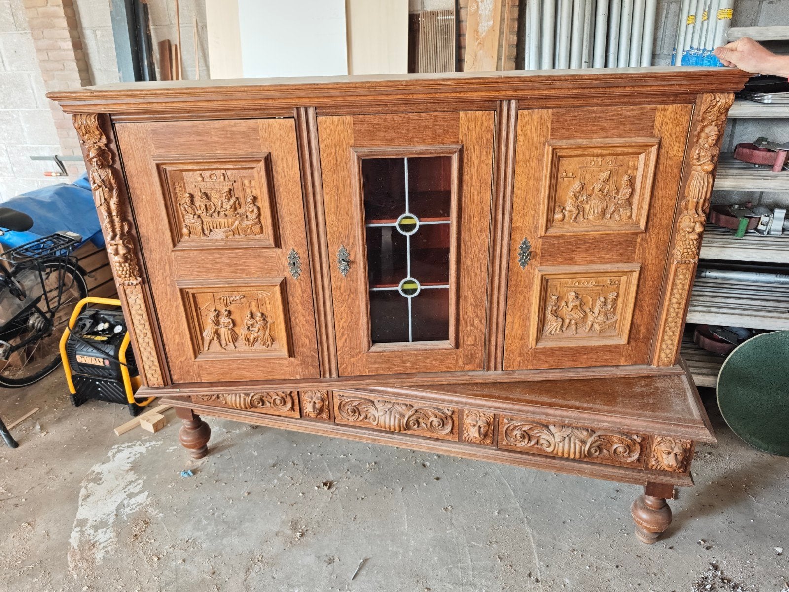 Tafel met houtsnijwerk 52 cm hoog, 46cm diep, 190 cm breed., Ophalen, 50 tot 75 cm, 50 tot 100 cm