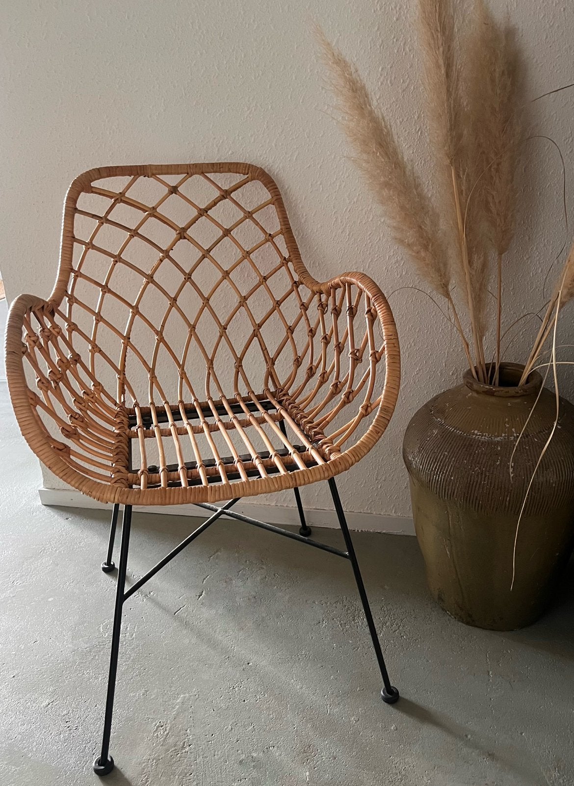 Rotan kuipstoel met zwart metalen onderstel, Huis en Inrichting, Stoelen, Ophalen, Overige kleuren, Riet of Rotan, Zo goed als nieuw