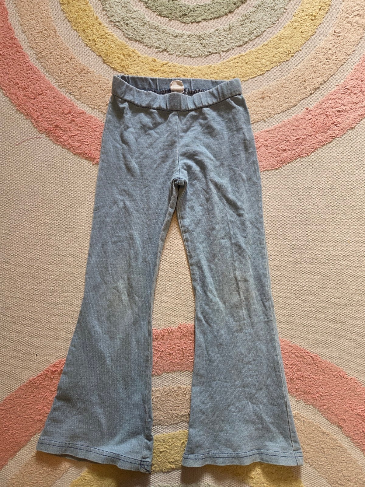 Hema Licht blauwe flared jeans maat 110-116
Naadjes wat op r, Broek, Gebruikt, Meisje, Ophalen of Verzenden