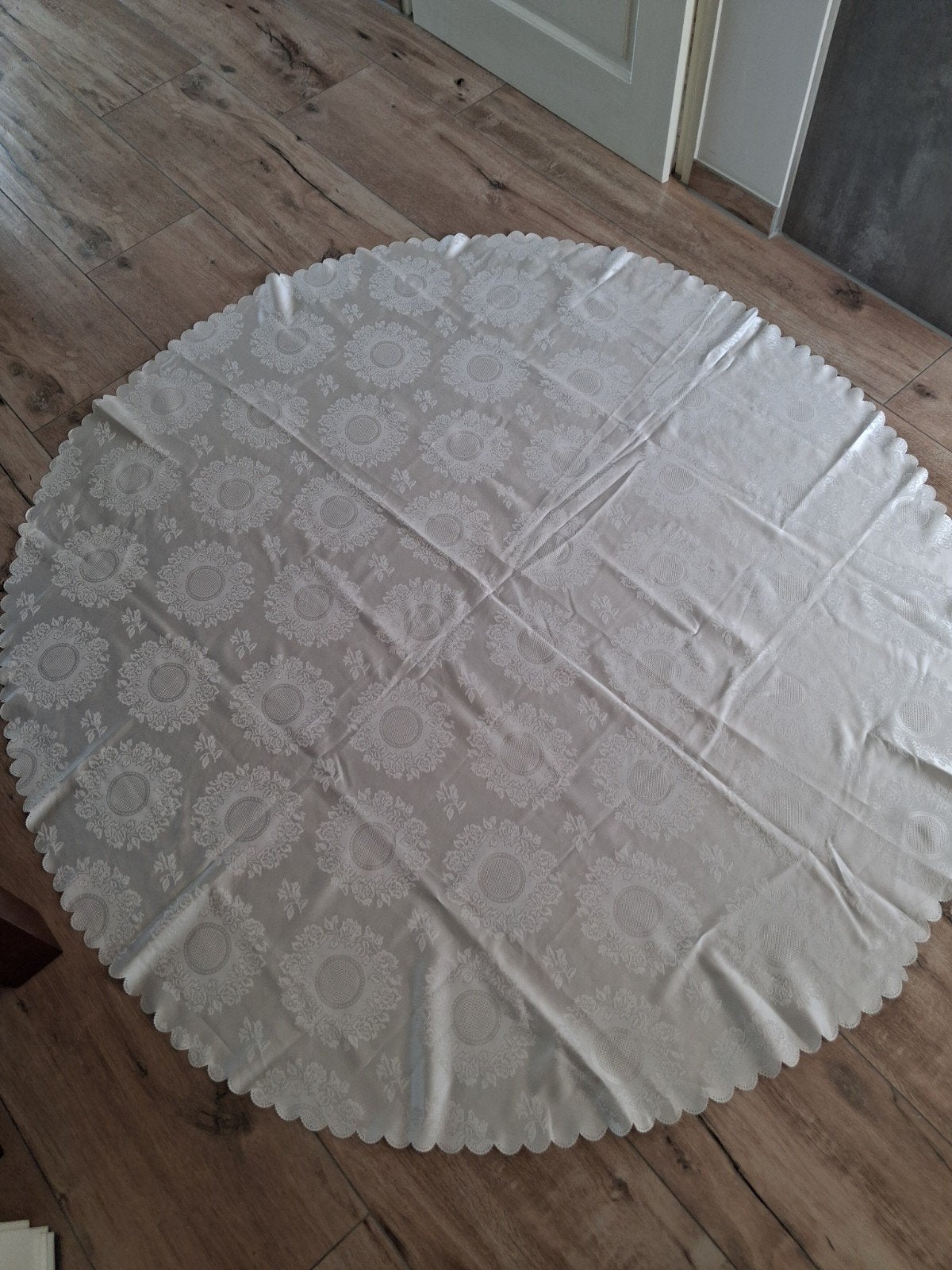 Rond wit tafelkleed met bloemenpatroon, Huis en Inrichting, Rond, Nieuw, Sierrand, Ophalen of Verzenden