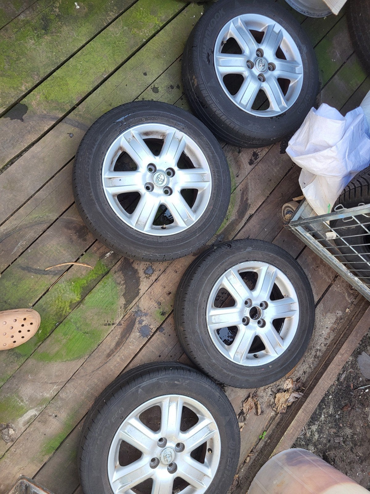 4 Velgen Toyota IQ met 2 extra banden (parkeerschade), Gebruikt, 15 inch, 175 mm, Banden en Velgen