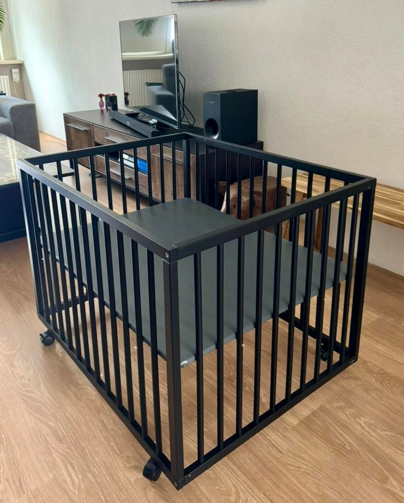 Box met wieltjes + een boxmatras, Kinderen en Baby's, Boxen, Ophalen of Verzenden, Zo goed als nieuw, Wieltjes