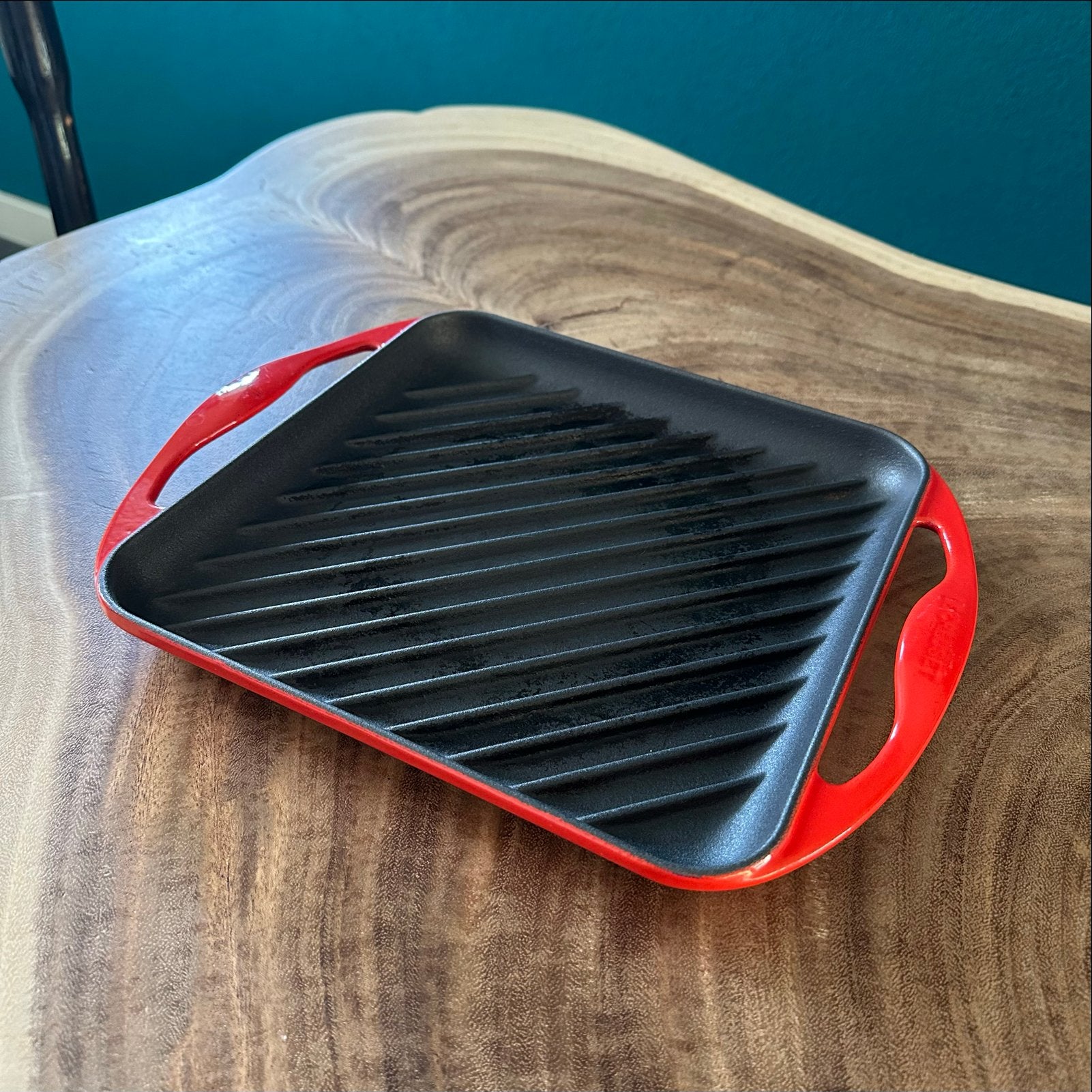 Le Creuset Grillplaat Vierkant Kersenrood 24x24 cm, Gebruikt, Met handvatten, Gietijzer, Overige typen